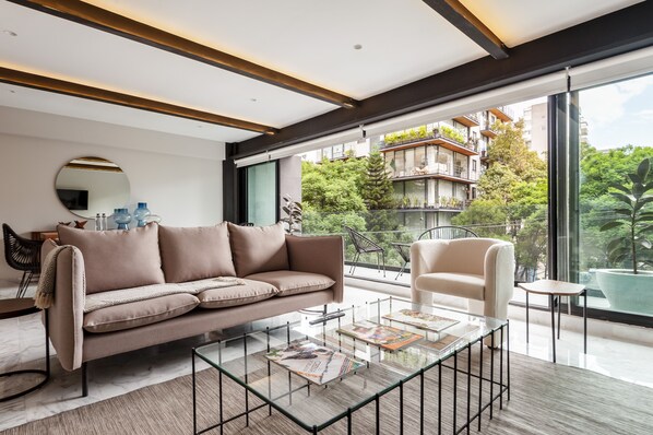 Departamento, 3 habitaciones, balcón (403) | Sala de estar | Smart TV de 55 pulgadas con canales digitales y televisión 