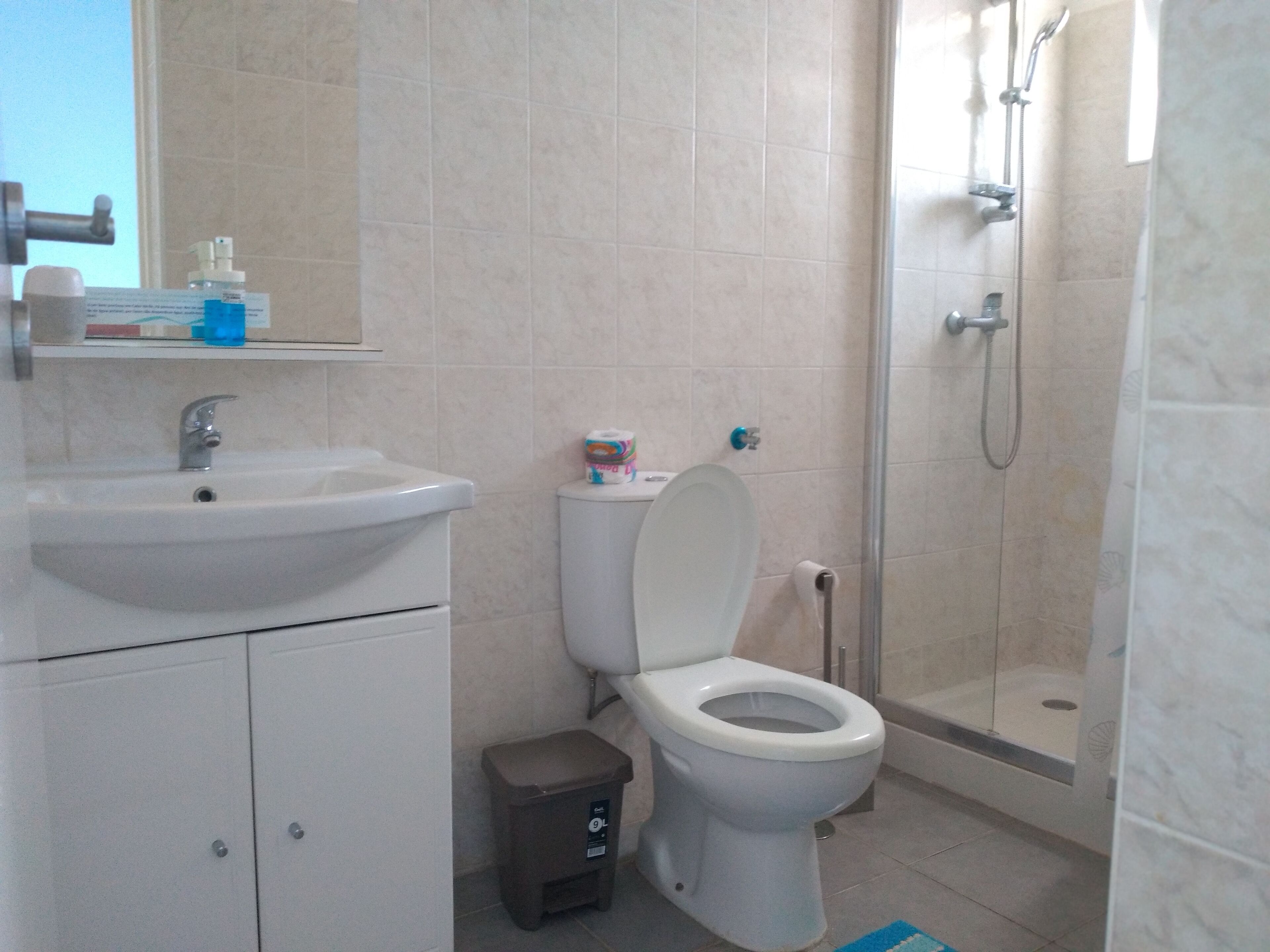 Chambre, 1 chambre, fumeurs, vue ville | Salle de bain | Articles de toilette gratuits