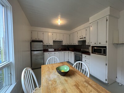 Oceanside Artists Cottage, Dunfield, Trinity Bay
