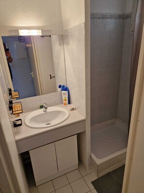 Hair dryer, soap, toilet paper - Appartement Accès Direct Plage. Piscine, Place de Parking Privative (Agde)