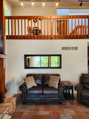 Smart TV, libros y estéreo 