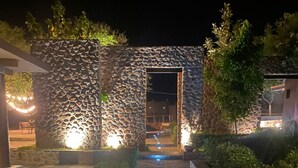 Un camino de piedra que lleva a un edificio con fachada de piedra.