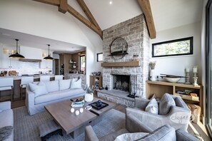 Smart TV, fireplace, ping pong, books