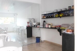 Café da manhã com buffet grátis todos os dias