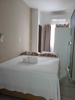 A hotel room with two beds, a bathroom, and a wardrobe. - Pousada Lyrios do Mar (Maragogi)