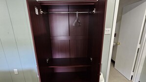A room with a wardrobe, a bed, and a bathroom door. - Two Twins Bedroom Near To Beach (Saco)