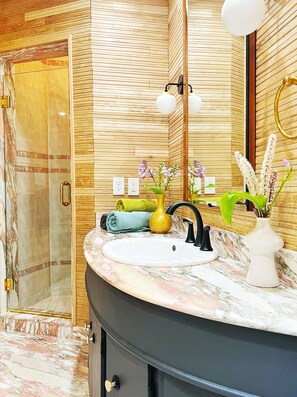 Jetted bath, bidet, towels, soap - 1960 Mid-Century Modern Nature Retreat (Cambridge)