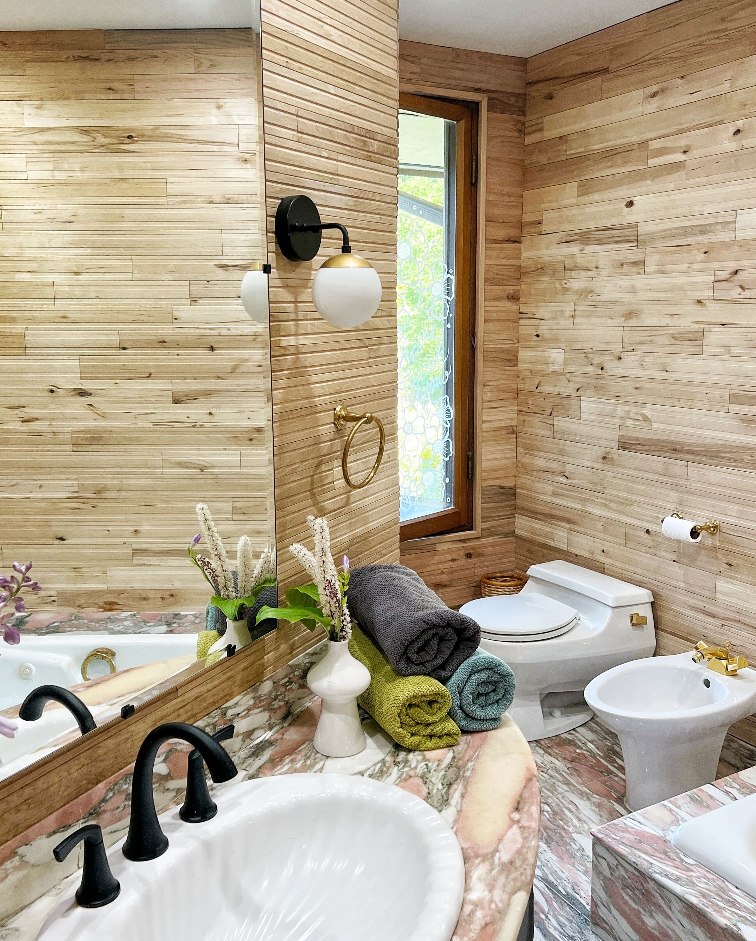 Baignoire à jets, bidet, serviettes fournies, savon