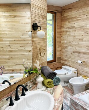 Een bubbelbad, een bidet, handdoeken, zeep