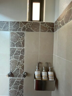 Regadera, secadora de cabello, toallas, jabón 