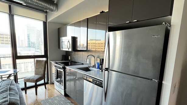 Private kitchen - One bed downtown laundry wifi across from the Jets arena (Winnipeg)