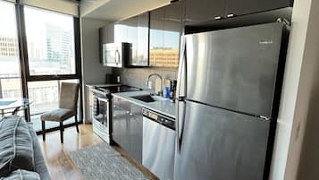 Réfrigérateur, micro-ondes, plaque de cuisson, lave-vaisselle