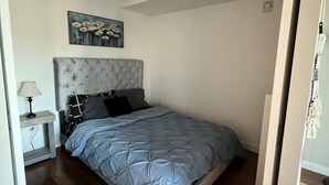 Room - One bed downtown laundry wifi across from the Jets arena (Winnipeg)