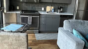 Réfrigérateur, micro-ondes, plaque de cuisson, lave-vaisselle