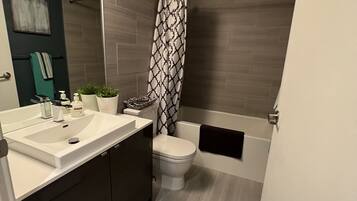 Serviettes fournies, savon, papier toilette