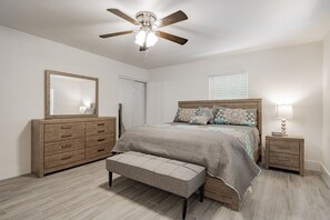 4 室のベッドルーム、アイロン / アイロン台、WiFi (無料)、ベッドシーツ