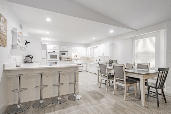 冷蔵庫、電子レンジ、オーブン、コンロ