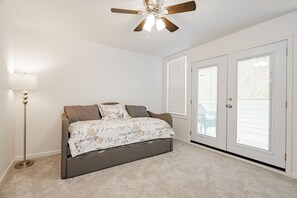 4 bedrooms, iron/ironing board, free WiFi, bed sheets