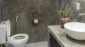 Habitación triple estándar | Baño | Ducha y toallas