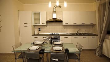 Frigorifero, microonde, forno, piano cottura