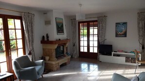 A living room with a fireplace, a television, and two armchairs. - FAMILY HOUSE FOR 6 PEOPLE (Lit-et-Mixe)