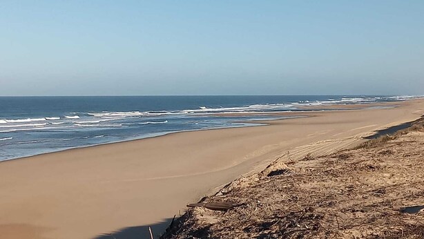 A wide beach with gentle waves and a clear sky. - FAMILY HOUSE FOR 6 PEOPLE (Lit-et-Mixe)