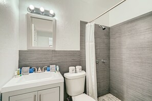 Luxury Apartment | Bathroom | Shower, free toiletries, hair dryer, towels