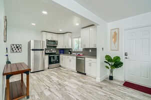 Refrigerador con freezer, microondas, horno, placa de cocina