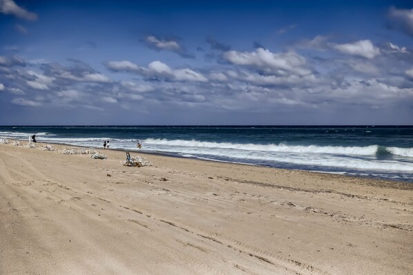 Beach nearby, white sand, beach cabanas, sun loungers