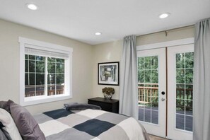 5 bedrooms, iron/ironing board, free WiFi, bed sheets - Beautiful House at the Lake! (Gull lake)