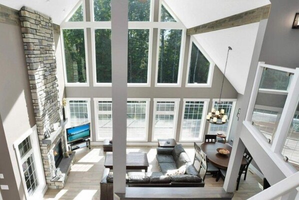 Smart TV, fireplace - Beautiful House at the Lake! (Gull lake)