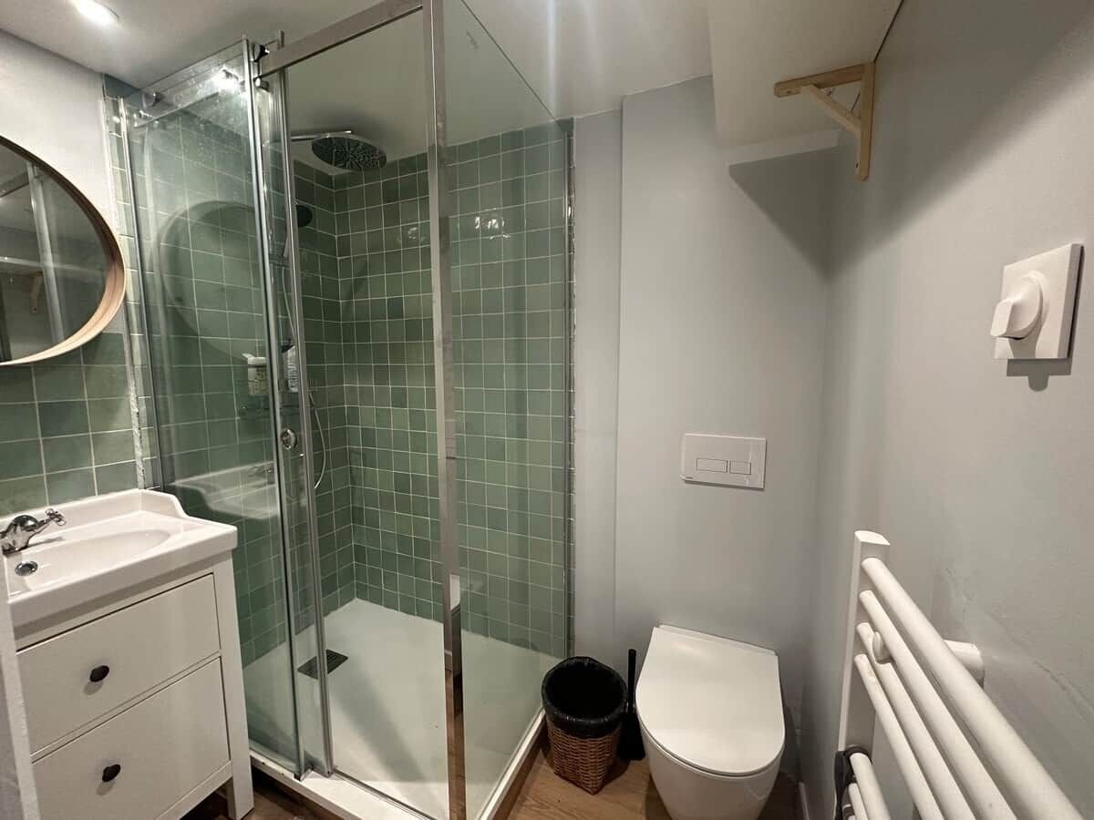 Shower, soap, shampoo, toilet paper