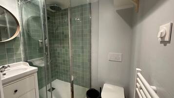 Shower, soap, shampoo, toilet paper