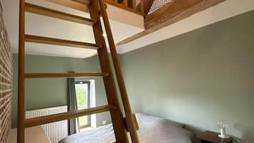 2 bedrooms, WiFi (free), bed sheets