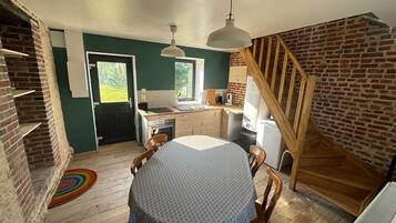 Coffee/tea maker, fridge, microwave, oven