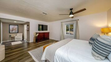 3 quartos, escrivaninha, ferros/tábuas de passar roupa, berço de viagem