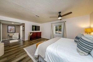 3 habitaciones, escritorio y tabla de planchar con plancha