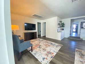 Smart TV - Pool / 3 BR 3 BA / Fenced / Hot Tub / Huge Yard (Tucson)