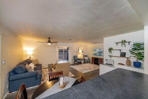 Smart TV - Pool / 3 BR 3 BA / Fenced / Hot Tub / Huge Yard (Tucson)