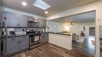 Lemari es, microwave, oven, dan kompor