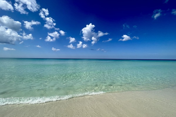 Nära stranden och solstolar