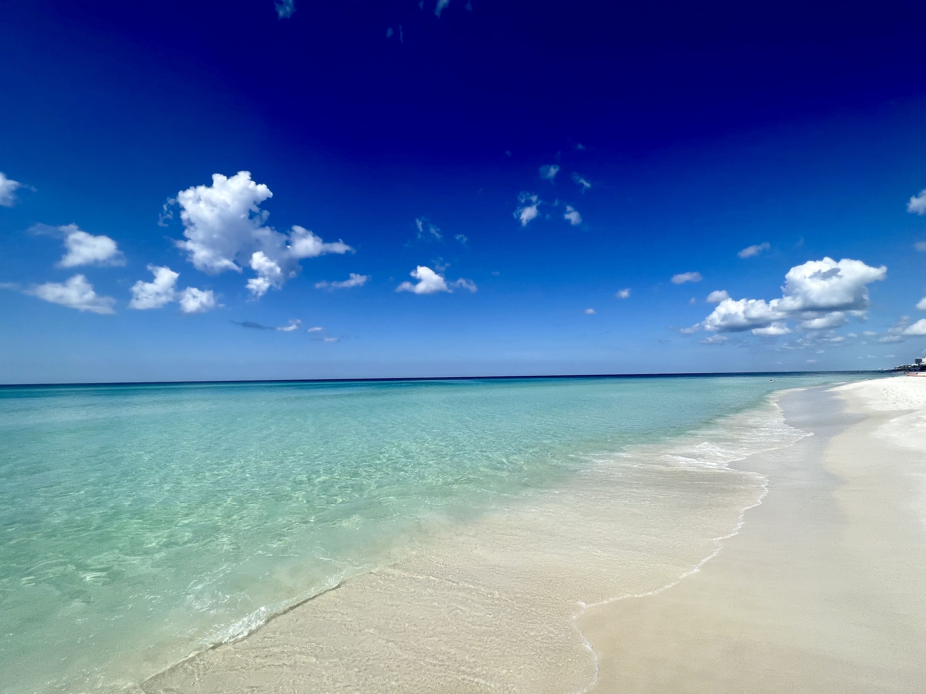 بالقرب من الشاطئ، كراسي للتشمس