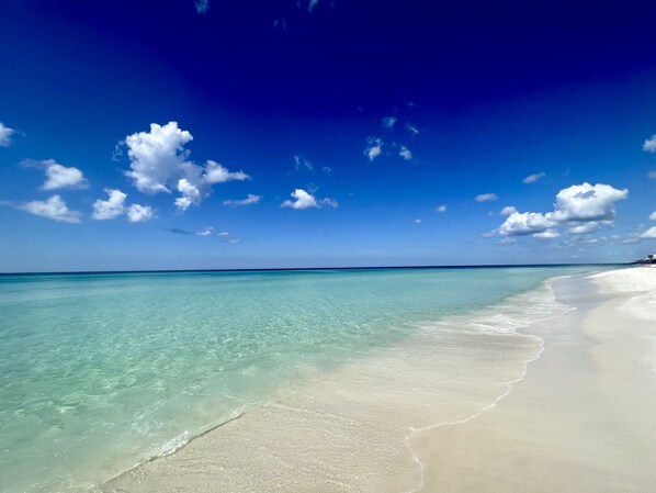 Beach nearby, sun loungers - Beachside Dreams, at Boutique Beachside Villas, Newly Renovated and Decorated (Santa Rosa Beach)