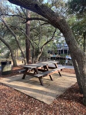 Outdoor dining - Beachside Dreams, at Boutique Beachside Villas, Newly Renovated and Decorated (Santa Rosa Beach)