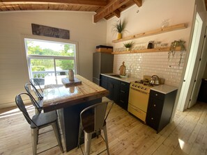 Frigorífico, horno, placa de cocina y cafetera o tetera