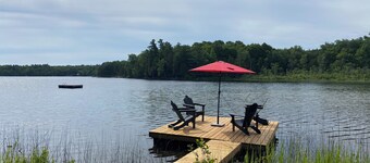 The Bay Stay! Fully Renovated Off-Grid Waterfront Cottage on Burridge Lake