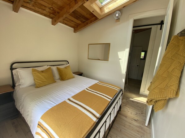 2 bedrooms, bed sheets - The Bay Stay! Fully Renovated Off-Grid Waterfront Cottage on Burridge Lake  (Godfrey)