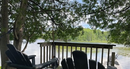 The Bay Stay! Fully Renovated Off-Grid Waterfront Cottage on Burridge Lake