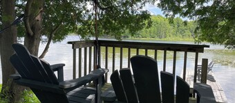 The Bay Stay! Fully Renovated Off-Grid Waterfront Cottage on Burridge Lake