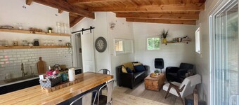 The Bay Stay! Fully Renovated Off-Grid Waterfront Cottage on Burridge Lake